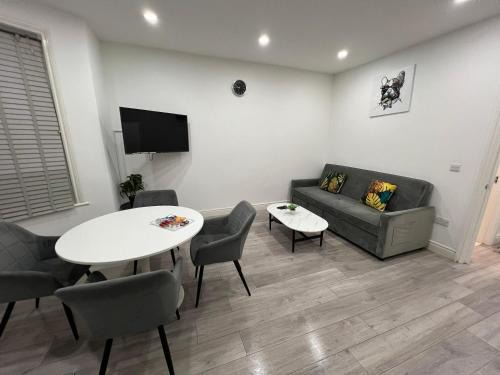 Valentines Apartment | F4 Luxury Stays One bed apartment with Parking