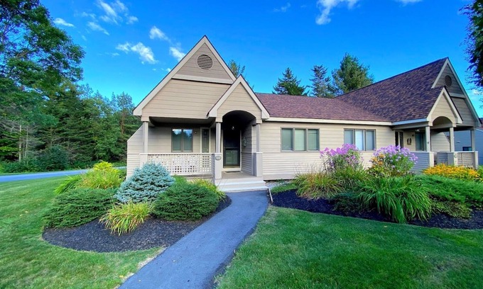 Bretton Woods Condo | F50 Pet friendly single level home in Bretton Woods, walk to golf course and Mt Washington Hotel!