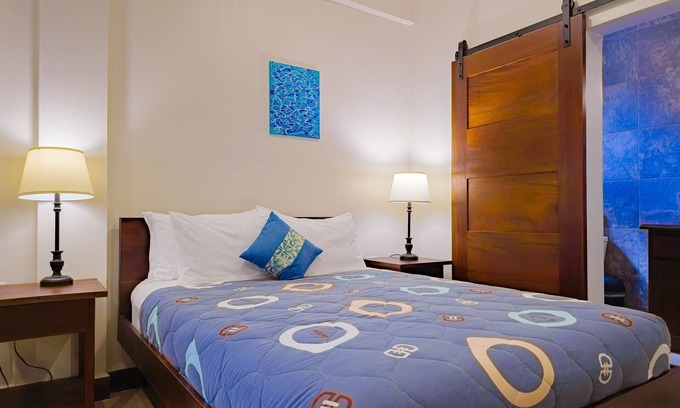 Placencia Apartment | F6 Studio with Queen Bed (F6)