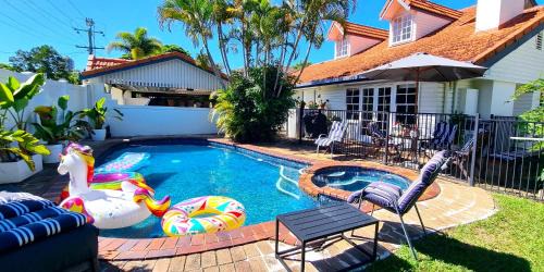 Broadbeach Waters House | Fab 4brm home with pool a 18 min walk to beach