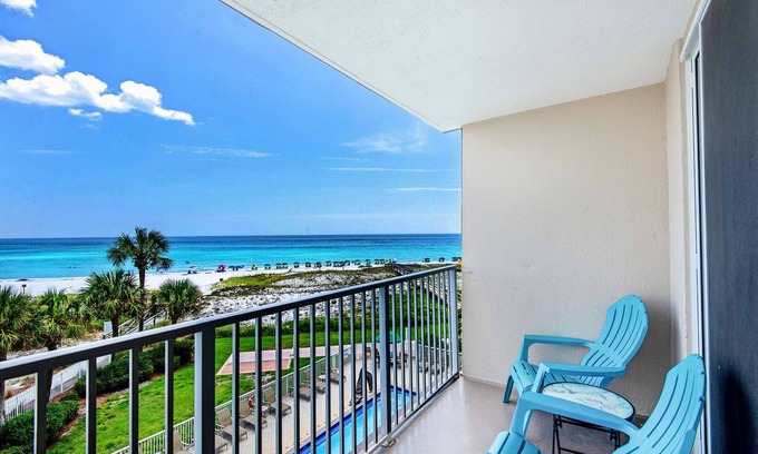 Holiday Isle Condo | ✨FAB Gulf Views~Pool~Water Taxi~2BR Destin on the Gulf 402