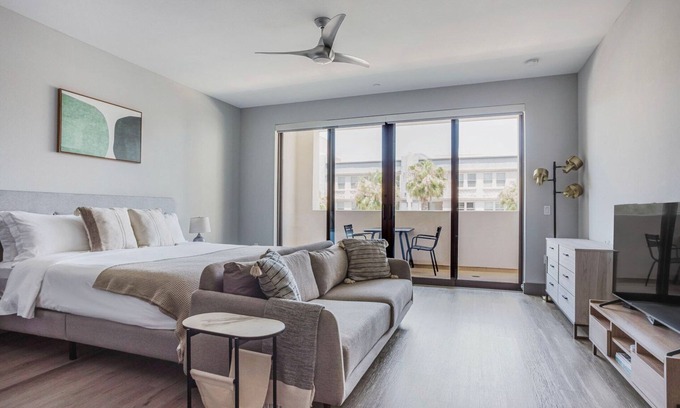 Mid-Wilshire Apartment | Fab Mid-Wilshire Studio w/Gym & Roof Lounge, nr Dining, by Blueground