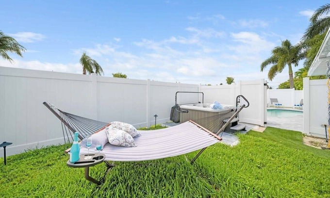 Coral Heights Apartment | Fab Studio|Hot Tub|Gourmet Kitchen|2.6 mi to Beach