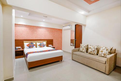 Andheri Hotel | FabExpress Alive - Nr Juhu Beach