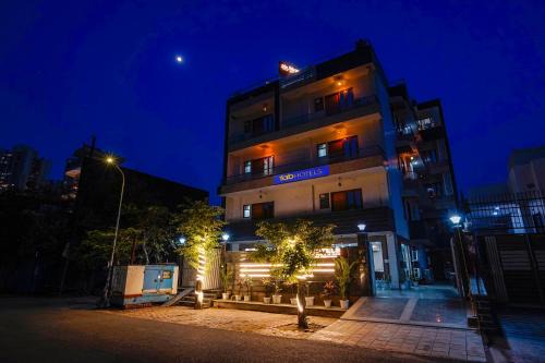 Sector 70 Hotel | FabHotel Divine & Banquet