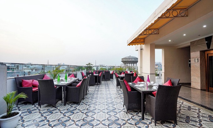 Sector 70 Hotel | Fabhotel Divine & Banquet