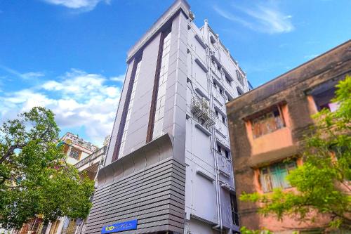 Block E Hotel | FabHotel Eros 211 - Nr Sreebhumi