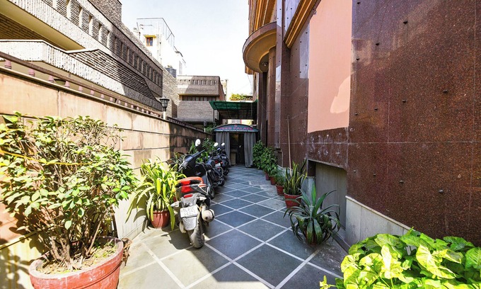 Safdarjung Enclave Hotel | Fabhotel Green Park
