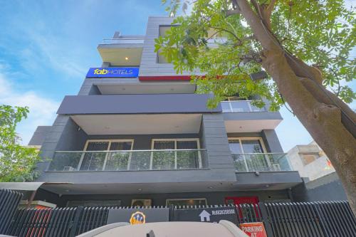 Sector 14 Hotel | FabHotel Pantao Stays