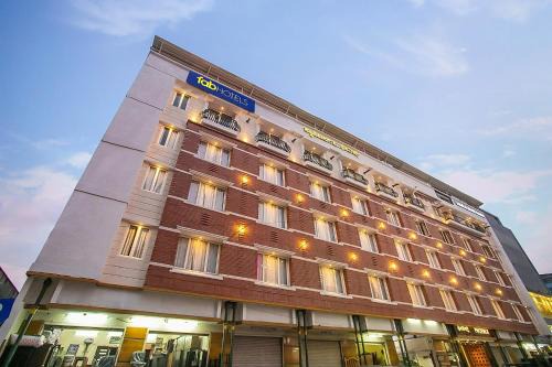 Shivaji Nagar Hotel | FabHotel Phoenix Resorts - Nr M Chinnaswamy Stadium
