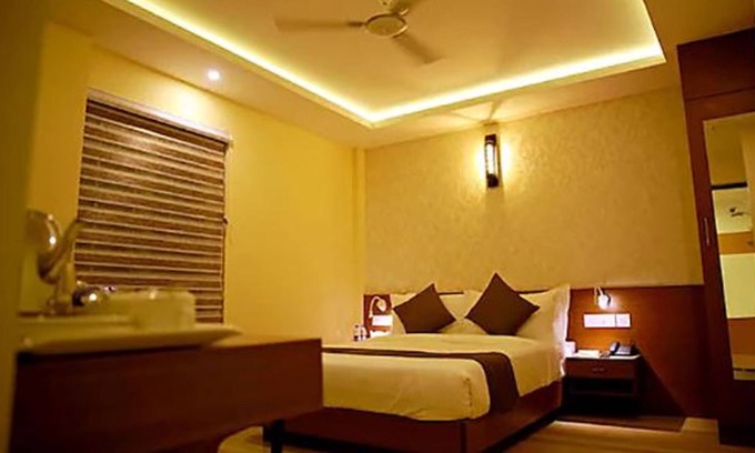 Ernakulam South Hotel | Fabhotel Prime D Chandlier