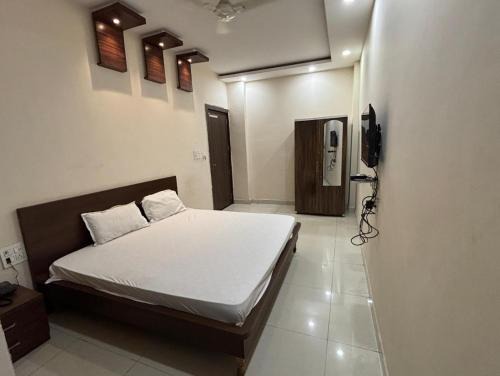 Bhubaneshwar House | FabHotel Royal Lagoon - Near railway station gate number 1