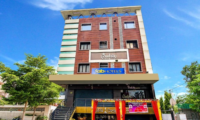 Gorakhpur Hotel | FabHotel Rudra Inn & Cafe