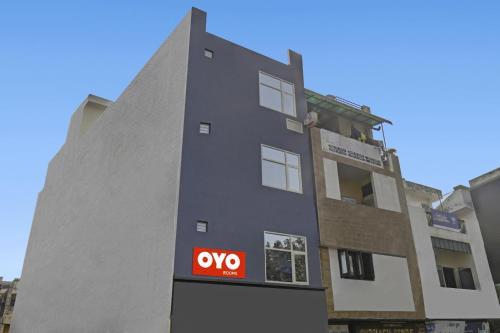 Delhi Hotel | FabHotel Santosh Residency