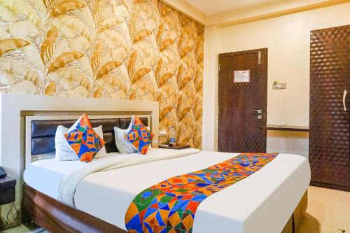Ahmednagar Hotel | FabHotel Shades of Royal