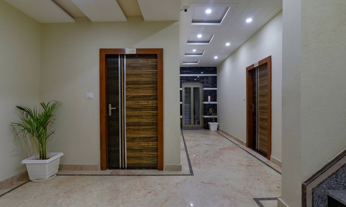 Mahmoorganj Hotel | Fabhotel Super 3 Premium