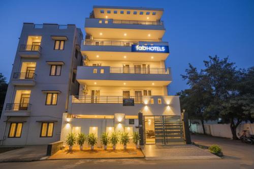 Dwarka Hotel | FabHotel White House BNB - Nr Yashobhoomi Convention Centre