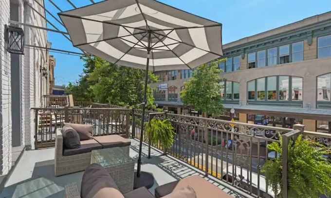 Downtown Apartment | Fabu Posh B ~ Luxe Historic Palafox Balcony 1 BR