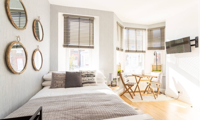 Queen's Park Apartment | Fabulous 1 Bed Studio Flat in West Kilburn by Queen Park for 2 people