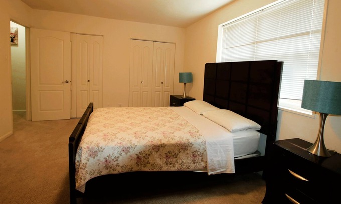 Fairfax House | Fabulous 2 bedroom townhouse in Fairfax VA