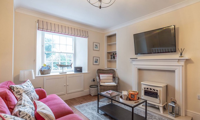 Mylor Churchtown Apartment | Fabulous 3 storey townhouse style apt in central Falmouth with courtyard garden.