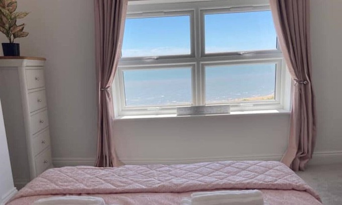Walton on the Naze House | Fabulous 4/5 bedroom 2 bathroom house with amazing Sea Views!
