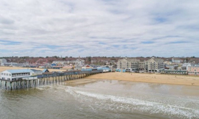 Old Orchard Beach Condo | Fabulous beachfront 2 Bedroom Condo in the middle of the action