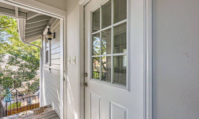 Georgetown House | Fabulous Chic Studio on Main St. Walk to Downtown!