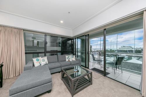 Auckland Central Business District Apartment | Fabulous Corner Apartment w/Dazzling Harbour View