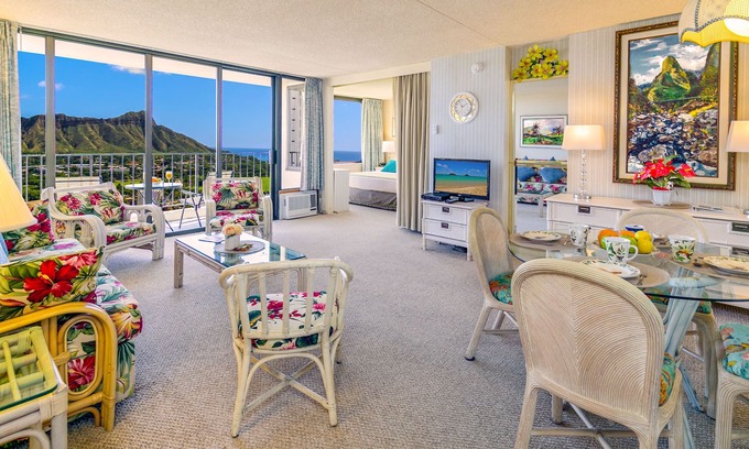 Waikiki Condo | Fabulous Diamond Head & Ocean View Condo with Free Parking!