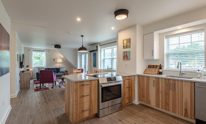 Wolfville Apartment | Fabulous Downtown Wolfville Suite with Parking , AC, Laundry