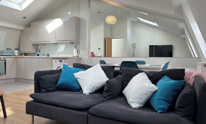 Fitzrovia Apartment | Fabulous Fitzrovia 2 Bed 2 Bath with Early Check-in and Portable Air Con