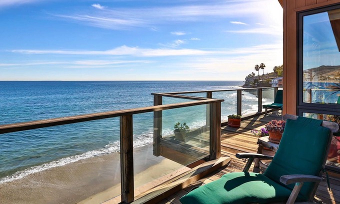 Central Malibu House | Fabulous five bedroom Malibu beach house on a dry private beach