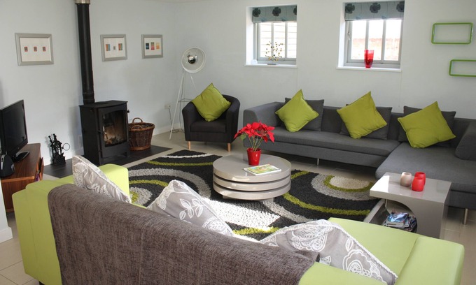 Knodishall Cottage | Fabulous, flexible & sleeps 12, near Suffolk Coast