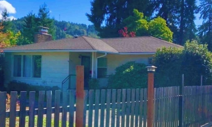 Roseburg House | Fabulous FOUR BEDROOM House across from the River in Prime Central Area
