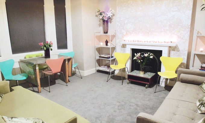 Leyton Apartment | Fabulous & Funky 3 Bedroom Flat in East London. Close to Underground & 24h Tesco
