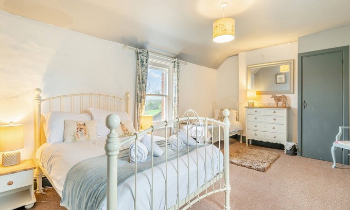 Westbury-on-Severn Cottage | Fabulous grade 11 farm house perfect for larger groups of family or friends with a private hot tub.