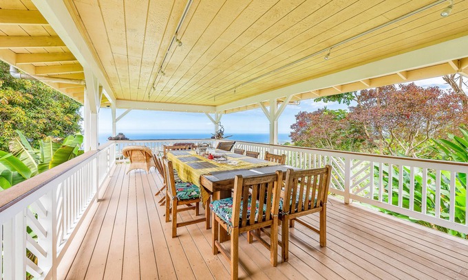 Holualoa House | Fabulous island escape on coffee farm with hot tub, furnished deck & ocean views