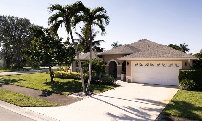 Crown Pointe House | Fabulous Lakefront Naples Home