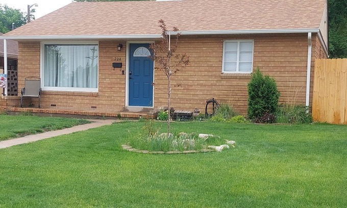 Aberdeen House | Fabulous Location! Home and 1 car garage