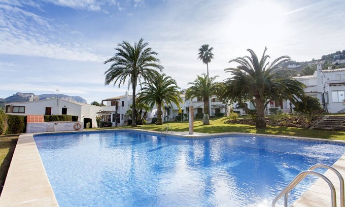 Pedreguer Apartment | Fabulous one bed ground floor apartment overlooking communal pool. Parking
