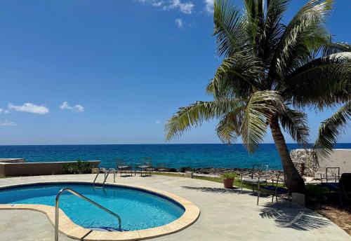 Northwest Point House | Fabulous one bedroom in West Bay