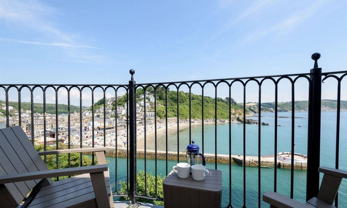West Looe House | Fabulous sea front apartment for 6 with parking