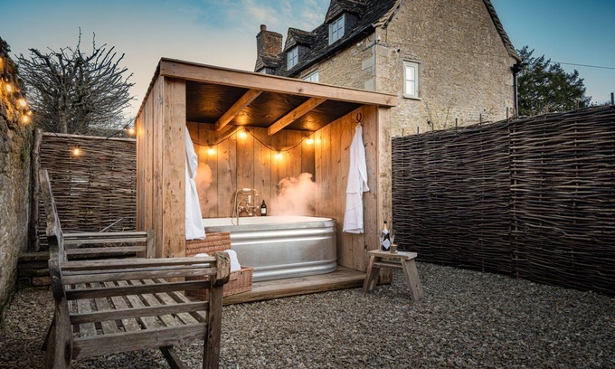 South Cerney Cottage | Fabulously presented dog friendly holiday cottage with outside tub - The Coach House, South Cerney