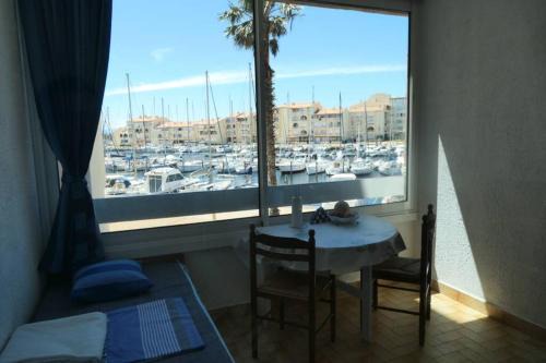 Leucate Apartment | Face port Plage à 350m joli T2 clair 4 couchages avec parking privé, draps serviettes non fournies