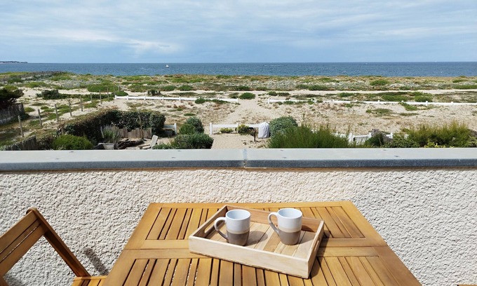 La Turballe Apartment | Facing the sea, direct beach access