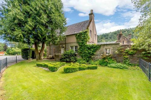 Birnam House | Factors House - A comfy cottage in countryside park with WIFI and access to bar and pool