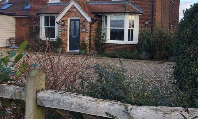 Abbess Roding House | Fair View Bed and Breakfast