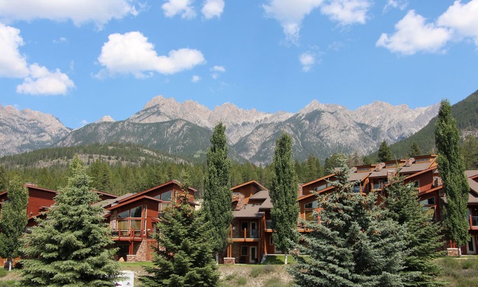 East Kootenay House | Fairmont Hot Springs home below the Canadian Rockies, British Columbia CANADA.
