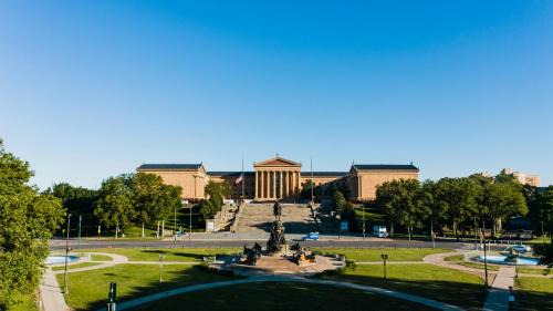North Philadelphia West Apartment | Fairmount Art Museum Center City Suites